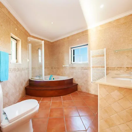 Oliveira - Piscina Aquecivel, Jacuzzi E Bbq, *